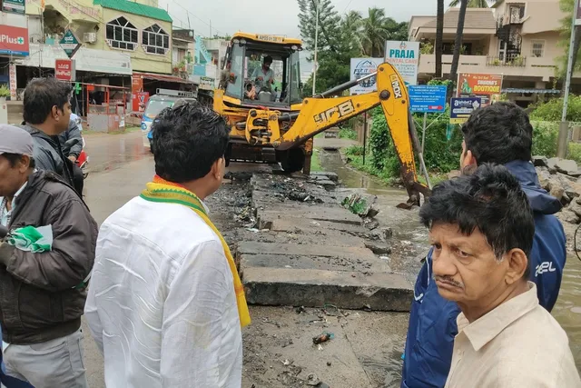 డీసీసీబీ కాలనీ, రైతుబజార్ డ్రైనేజీలు పరిశీలించిన ఎమ్మెల్యే