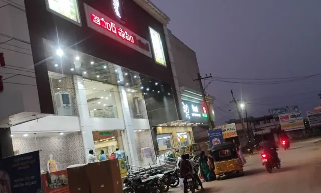 ఖానాపూర్ బోసి పోతున్న షాపింగ్ మాల్ లు