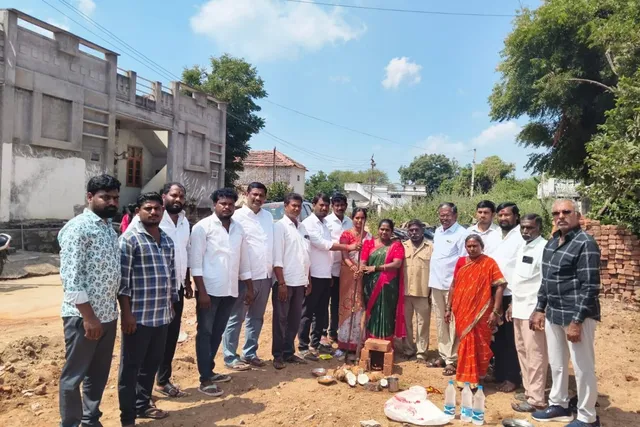 దమ్మన్నపేటలో ఇందిరమ్మ ఇళ్ల నిర్మాణానికి భూమి పూజ దమ్మన్నపేటలో ఇందిరమ్మ ఇళ్ల నిర్మాణానికి భూమి పూజ