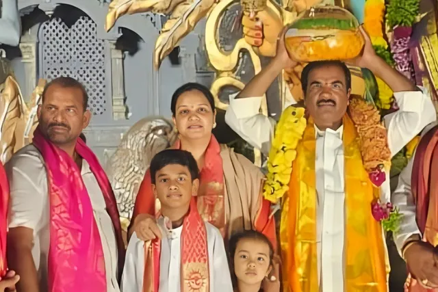 రూ.6,66,666కు లడ్డూను దక్కించుకున్న కౌన్సిలర్ రాజు నాయక్