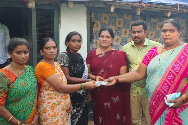 మిత్రుడి కుటుంబానికి పూర్వ విద్యార్థుల చేయూత