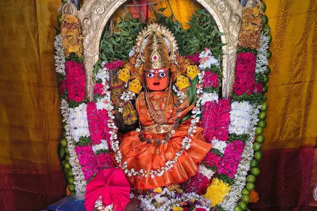 గాయత్రీ దేవి అలంకారంలో భక్తులకు దర్శనమిచ్చిన రేణుక ఎల్లమ్మ గాయత్రీ దేవి అలంకారంలో భక్తులకు దర్శనమిచ్చిన రేణుక ఎల్లమ్మ