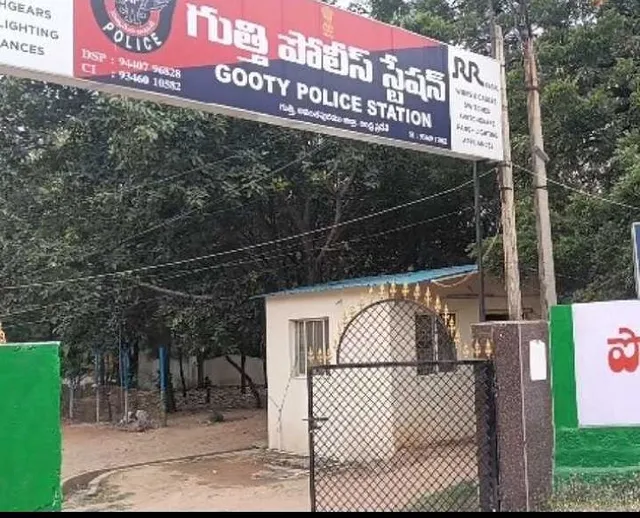 గుత్తి పోలీస్ స్టేషన్ నుంచి దొంగ పరారీ