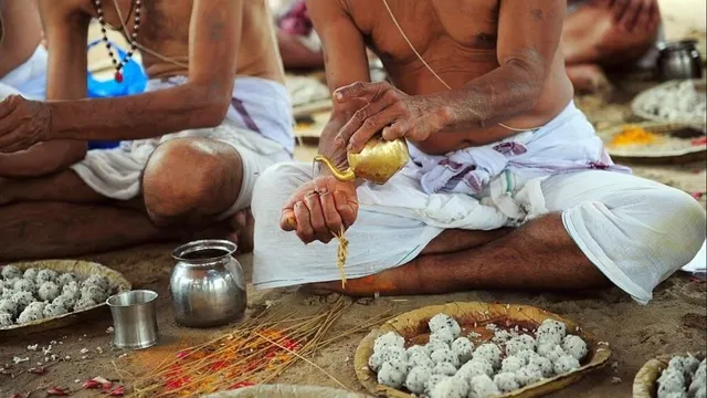 బతికుండగానే తమకు తామే ఈ ఆలయంలో పిండ ప్రదానం చేసుకుంటారు