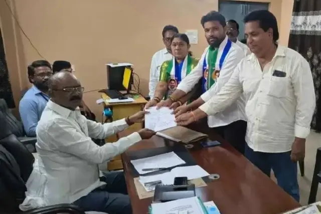 కొండవెలగాడ వైసీపీ ఎంపీటీసీ అభ్యర్థిగా నామినేషన్ వేసిన బంగారమ్మ