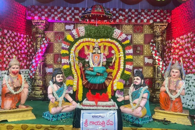 గాయత్రీ దేవి అలంకారంలో చౌడేశ్వరి అమ్మవారు గాయత్రీ దేవి అలంకారంలో చౌడేశ్వరి అమ్మవారు