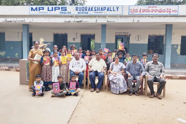 విద్యార్థులకు నోట్ బుక్స్, పెన్నుల పంపిణీ