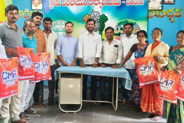 వాంకిడిలో మల్టీపర్పస్ వర్కర్లకు విజయదశమి కానుకగా దుస్తులు పంపిణీ