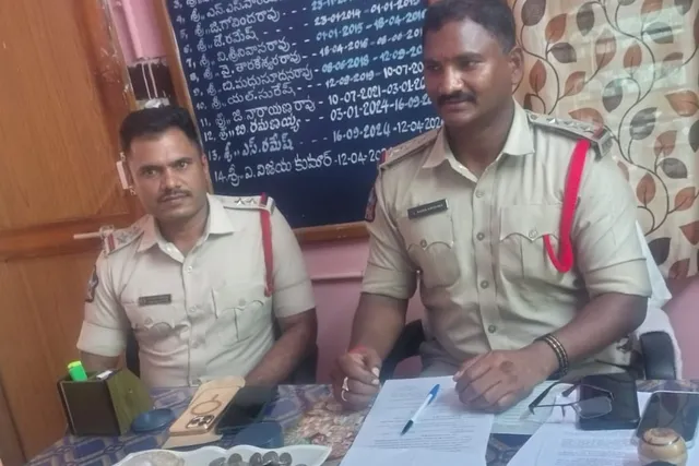 దొంగతనం కేసుల్లో పురోగతి.. రూ.3.91 లక్షల సొత్తు స్వాధీనం దొంగతనం కేసుల్లో పురోగతి.. రూ.3.91 లక్షల సొత్తు స్వాధీనం