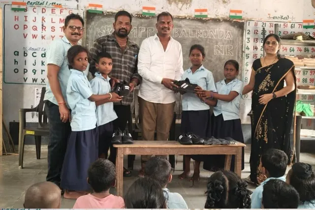 బాల్కొండలో విద్యార్థులకు యూనిఫామ్, షూ పంపిణీ