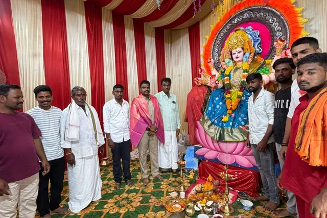 దుర్గమ్మ పూజలో పాల్గొన్న ఎస్సై పరమేశ్ దుర్గమ్మ పూజలో పాల్గొన్న ఎస్సై పరమేశ్