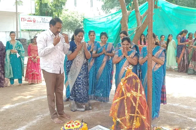 గాయత్రి జూనియర్ కళాశాలలో ముందస్తు బతుకమ్మ వేడుకలు గాయత్రి జూనియర్ కళాశాలలో ముందస్తు బతుకమ్మ వేడుకలు