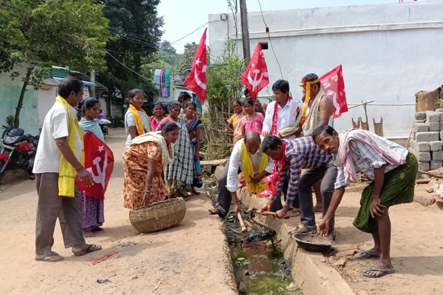 డ్రైనేజీల శుభ్రతపై సీపీఎం నాయకుల ఆందోళన