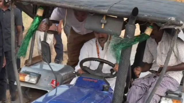 வயலில் டிராக்டர் ஓட்டி முதல்வர் விஜய் வாக்கு சேகரிப்பு வயலில் டிராக்டர் ஓட்டி முதல்வர் விஜய் வாக்கு சேகரிப்பு