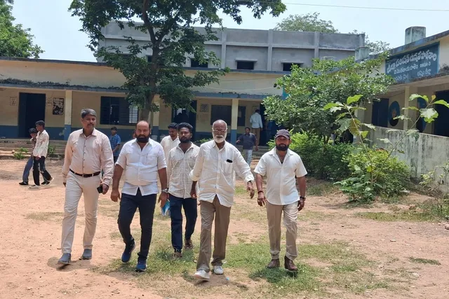 పాఠశాలలో మధ్యాహ్న భోజనం, పరిశుభ్రతను పరిశీలించిన నేతలు