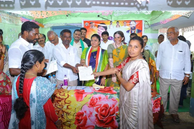 రామగోవిందాపురంలో స్మార్ట్ రేషన్ కార్డుల పంపిణీ