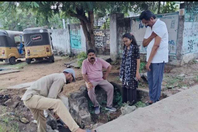 కాలువలు శుభ్రం చేయిస్తున్న కార్పొరేటర్ హిమశ్రీ