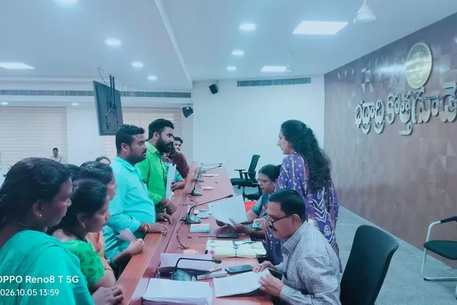 జిల్లా కలెక్టర్ ప్రజావాణిలో వినతి పత్రం ఇచ్చిన ప్రసాద్ నాయక్ జిల్లా కలెక్టర్ ప్రజావాణిలో వినతి పత్రం ఇచ్చిన ప్రసాద్ నాయక్