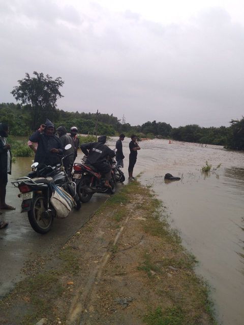 పొంగి పొర్లుతున్న బూడిద వాగు