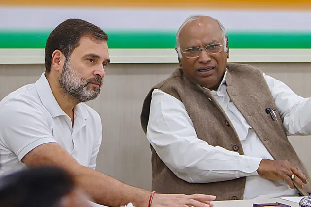 ఖర్గే నివాసంలో ఇండియా కూటమి ఎంపీల భేటీ