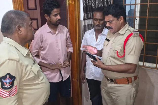 స్థానిక ఎన్నికల వేళ లాడ్జిల్లో పోలీసుల విస్తృత తనిఖీలు స్థానిక ఎన్నికల వేళ లాడ్జిల్లో పోలీసుల విస్తృత తనిఖీలు