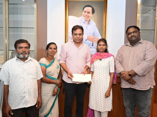 వైద్య విద్యార్థినికి రూ.2 లక్షల ఆర్థిక సాయం చేసిన కేటీఆర్‌