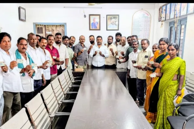 పడగల్ గ్రామంలో స్మార్ట్ రేషన్ కార్డుల పంపిణీ