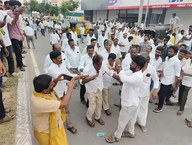 రాళ్లదాడి.. లాఠీఛార్జ్ చేసిన పోలీసులు రాళ్లదాడి.. లాఠీఛార్జ్ చేసిన పోలీసులు