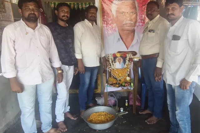 పాల్వంచ ఈనాడు రిపోర్టర్ తండ్రి దశదినకర్మలో ముస్లిం మైనార్టీ నాయకులు పాల్వంచ ఈనాడు రిపోర్టర్ తండ్రి దశదినకర్మలో ముస్లిం మైనార్టీ నాయకులు
