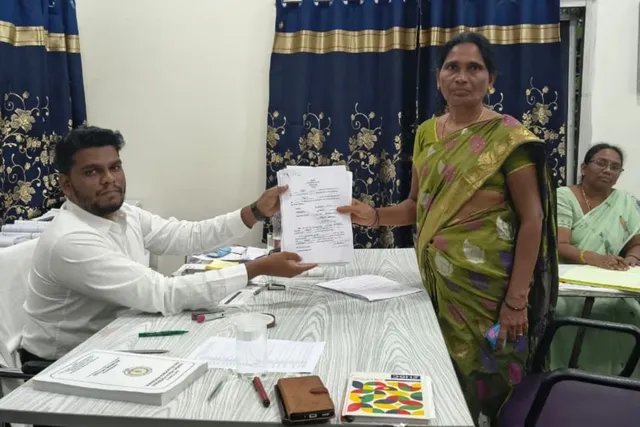 కొల్లిపరలో ఎంపీటీసీ, జడ్పిటిసి నామినేషన్ల జోరు కొల్లిపరలో ఎంపీటీసీ, జడ్పిటిసి నామినేషన్ల జోరు