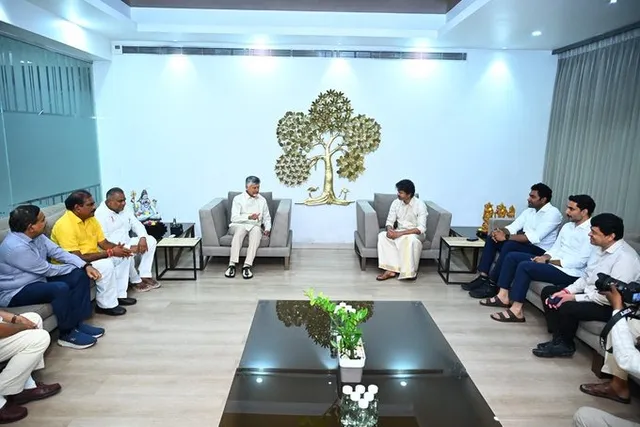 సీఎం చంద్రబాబుతో తమిళనాడు సీఎం విజయ్ భేటీ