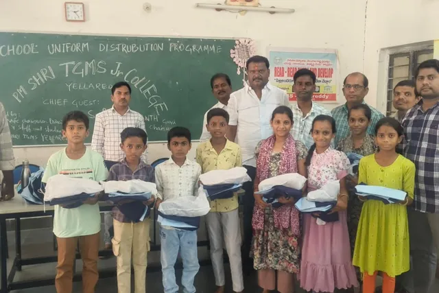 విద్యార్థులకు ఉచిత యూనిఫాం, షూస్ పంపిణీ