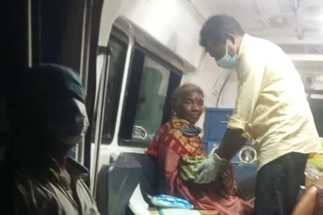 వర్షంలో తల్లీబిడ్డలను కాపాడిన 108 సిబ్బంది