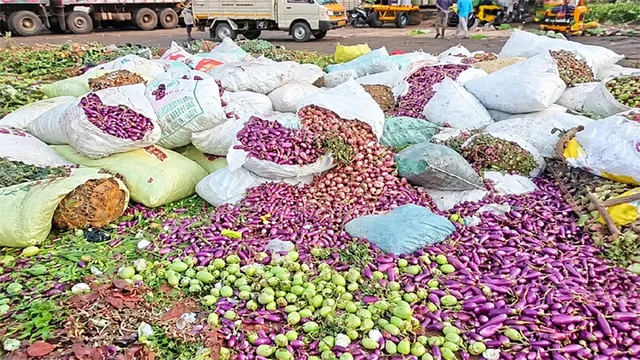 வியாபாரம் பாதிப்பு.. குப்பையில் கொட்டப்பட்ட காய்கறிகள்