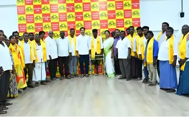 మంత్రి లోకేశ్ సమక్షంలో టీడీపీలో చేరిన 25 కుటుంబాలు