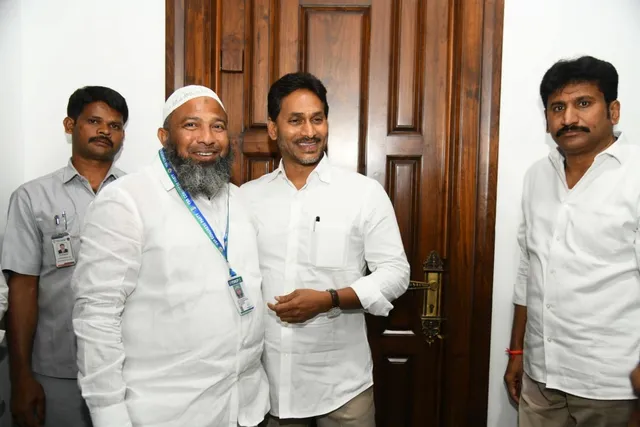 కడప మేయర్ రేసులో రాయల్ బాబు.. జగన్‌ను కలిసిన అభ్యర్థి