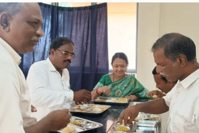 అన్నా క్యాంటీన్ ను పరిశీలించిన టీడీపీ నేతలు