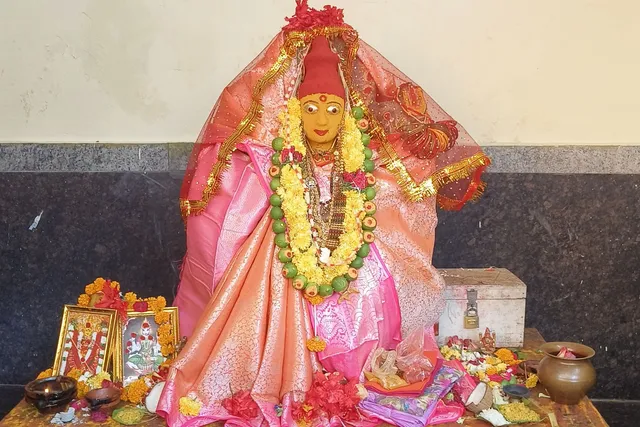 గాయత్రీ మాతగా దర్శనమిస్తున్న కనకదుర్గమ్మ