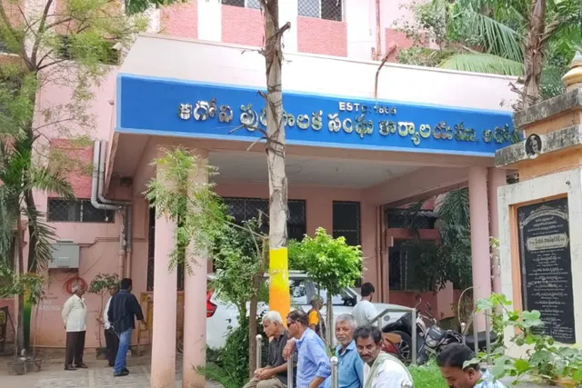 ఆదోని మున్సిపల్ ఎన్నికల సందడి ఆదోని మున్సిపల్ ఎన్నికల సందడి
