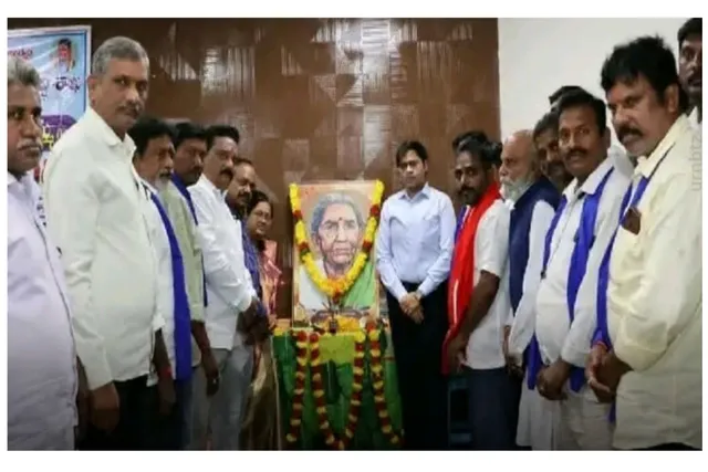 చాకలి ఐలమ్మకు నివాళులుఅర్పించిన భద్రాద్రి కలెక్టర్ అంకిత్