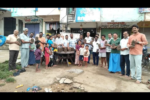 మట్టి గణపతులు పంపిణీ: ప్లాస్టిక్ రహిత సమాజానికి పిలుపు