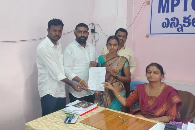 హనుమాపురం ఎంపీటీసీ అభ్యర్థిగా పూజారి లక్ష్మి నామినేషన్