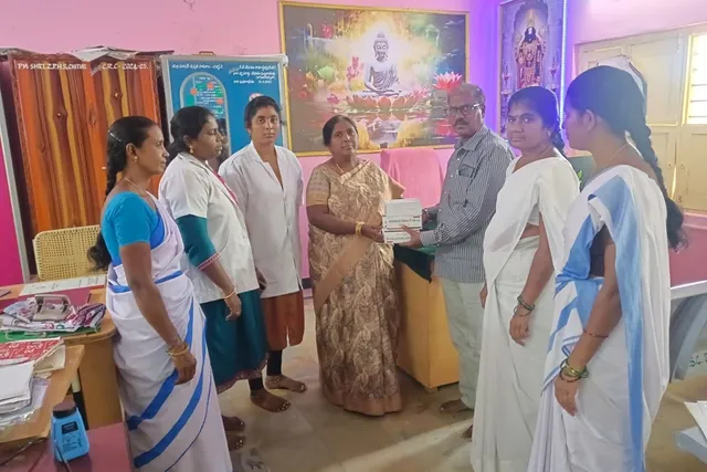 విద్యార్థులకు ఆల్బెండజోల్ మాత్రల పంపిణీ విద్యార్థులకు ఆల్బెండజోల్ మాత్రల పంపిణీ