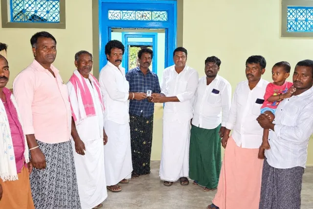 బనవాసి గ్రామ కమిటీ సభ్యులకు గుర్తింపు కార్డుల పంపిణీ
