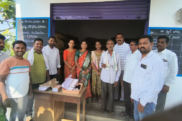 బుధకుర్ద్లో స్మార్ట్ రేషన్ కార్డుల పంపిణీ బుధకుర్ద్లో స్మార్ట్ రేషన్ కార్డుల పంపిణీ