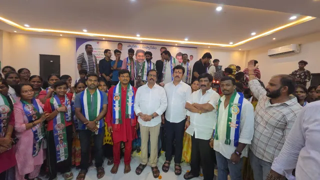 విశాఖలో వైసీపీలోకి 300 మంది యువకులు, మహిళలు చేరిక