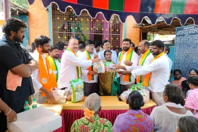 బోగాపురంలో 2000 మందికి అన్నదానం, నిత్యావసరాల పంపిణీ