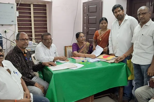 ఆకివీడు నగర పంచాయితీ ఎన్నికల్లో తొలి నామినేషన్.. ఊపందుకున్న రాజకీయం ఆకివీడు నగర పంచాయితీ ఎన్నికల్లో తొలి నామినేషన్.. ఊపందుకున్న రాజకీయం