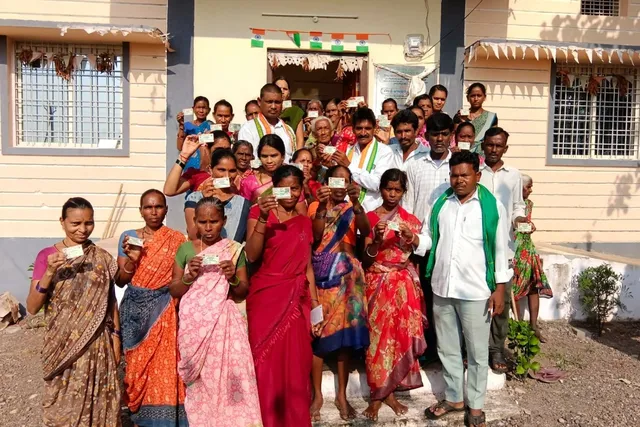 కోమటిగూడలో స్మార్ట్ రేషన్ కార్డుల పంపిణీ