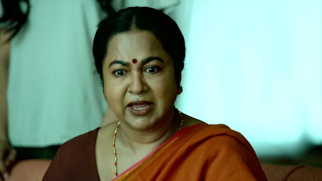 సోషల్ మీడియా ఇన్‌ఫ్లుయెన్సర్లపై నటి రాధిక ఫైర్